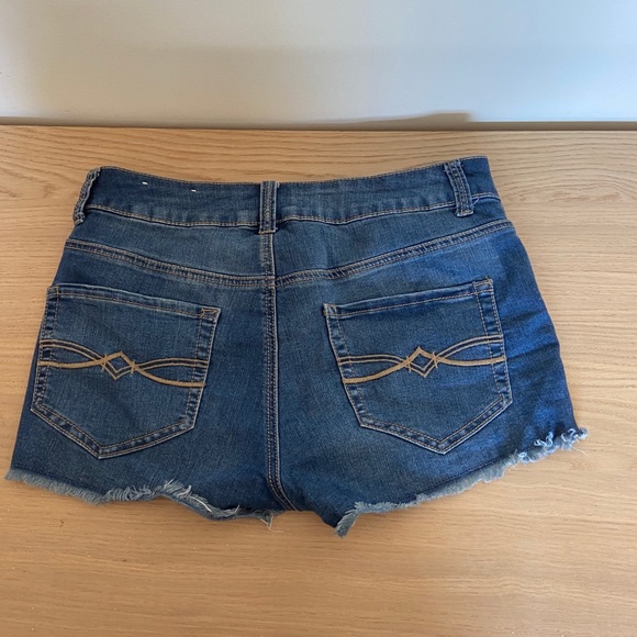 Women’s Mudd Jean Shorts - Picture 2 of 3